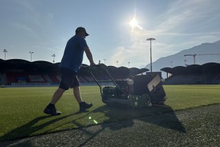 Les équipes de la ville de Sion aux petits soins pour préparer la pelouse de Tourbillon